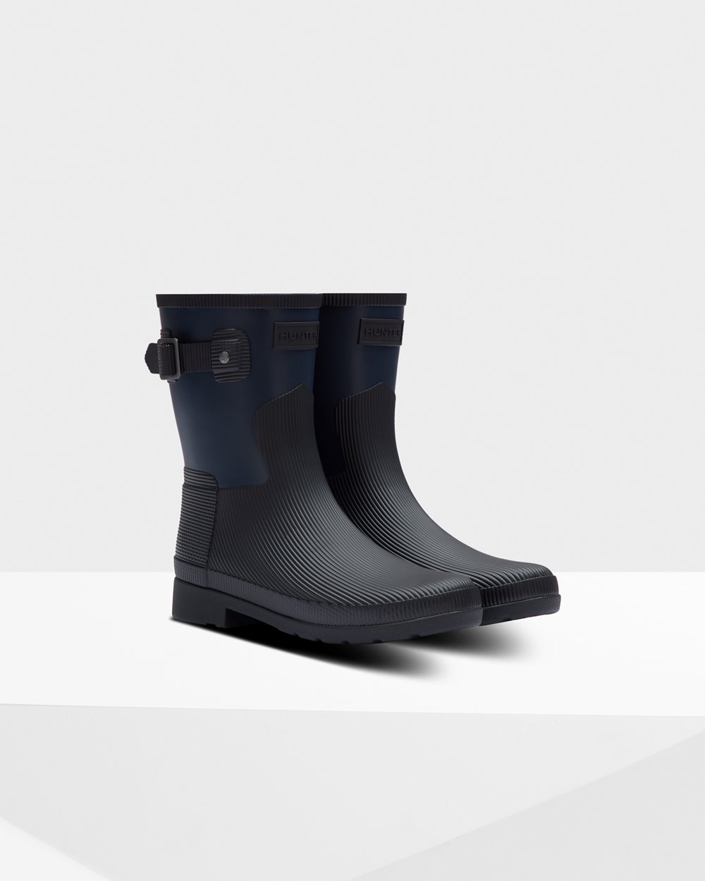 Womens Hunter Refined Texture Block Slim Fit - Short Rain Boots Navy/Black - 4506-ISFHZ